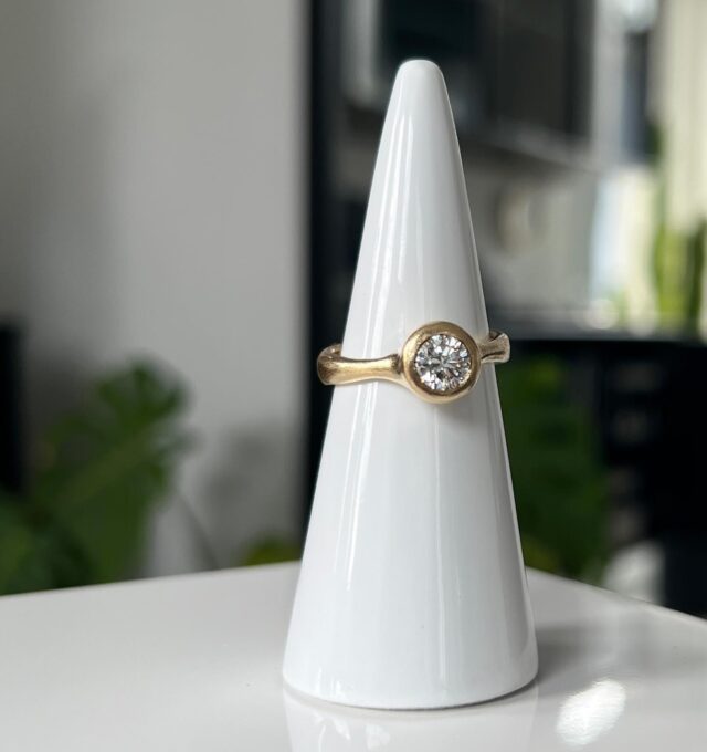 Enkelt og lækkert✨.
.
#guldværk #diamanter #enkelt #diamonds #forevigt #håndværk #guldsmed #minimalism