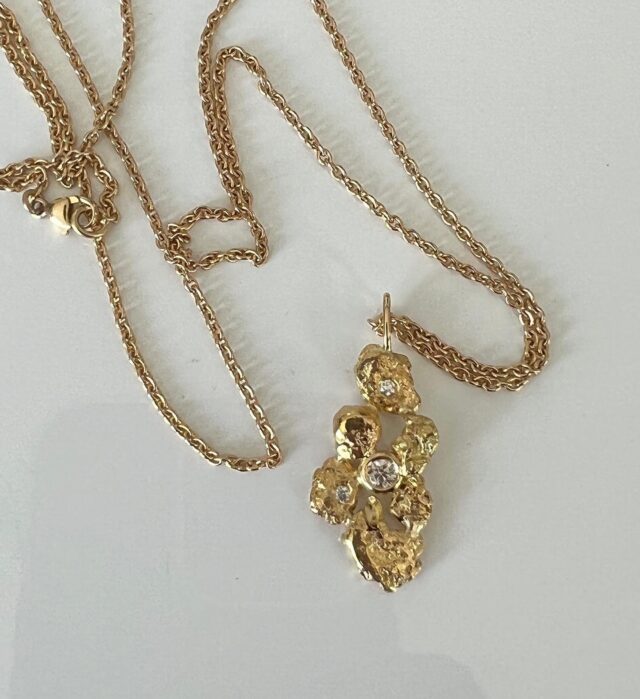 Guld nuggets og diamanter - så meget man får forærende fra naturen🤩.
.
#guldværk #nuggets #goldnuggets #unika #oneofakind #håndværk #guldsmed #vedhæng #smukt #nature