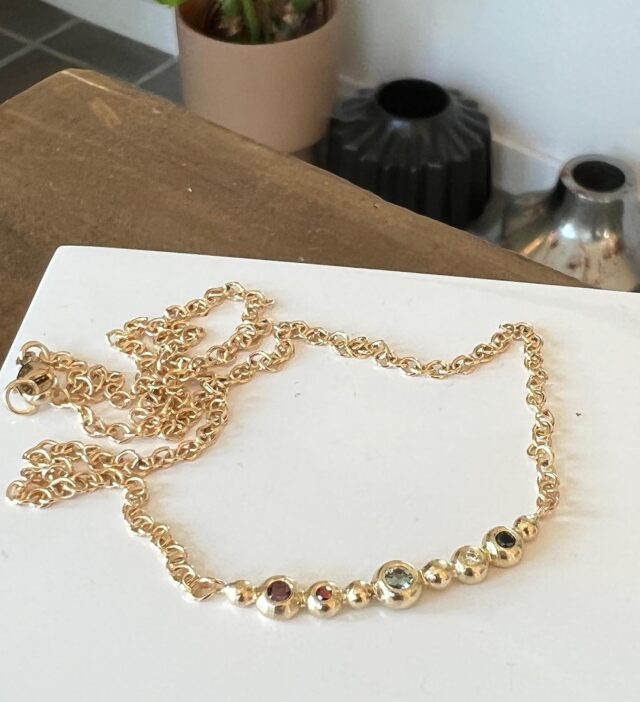 Dot-halskæde i guld med diamanter og safir.
.
#dot #guld #ædelsten #guldværk #haderslev #goldnecklace #håndværk #guldsmed #farver