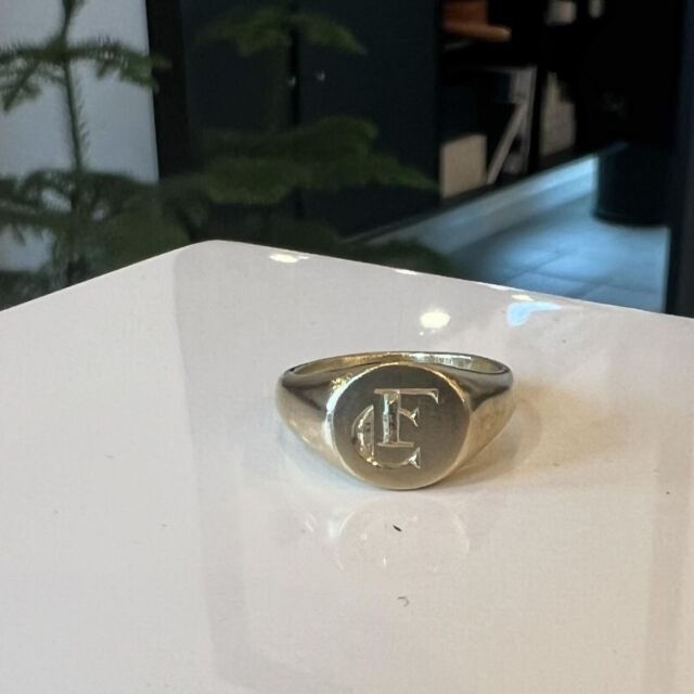 Lækker signetring med dybdegravering.
Gravør @henriktaka_finejewellery .
.
#guldværk #guldsmed #unika #håndgravering  #håndværk #haderslev #signetring #samarbejde #gravør #guld