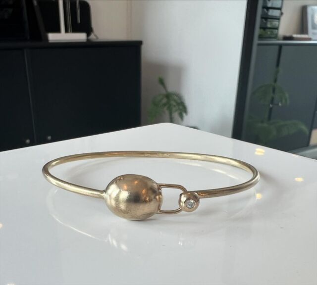 Fast armbånd i guld - helt enkelt lækkert🤩.
.
#guldværk #armbånd #bracelet #redo #unika #oneoff #redesign #enkelt #guld #gold #guldsmed #haderslev #værksted #⭐️