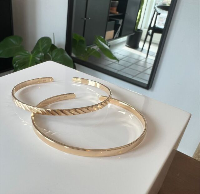 Guld armbøjler med forskellig overflade.
.
#guldværk #armbånd #bracelet  #håndværk #unika #ønsker #redesign #redoo #haderslev #guldsmed #gammeltguld